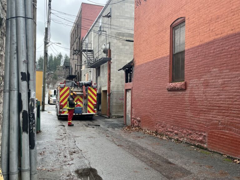 Early morning blaze damages building on Josephine Street